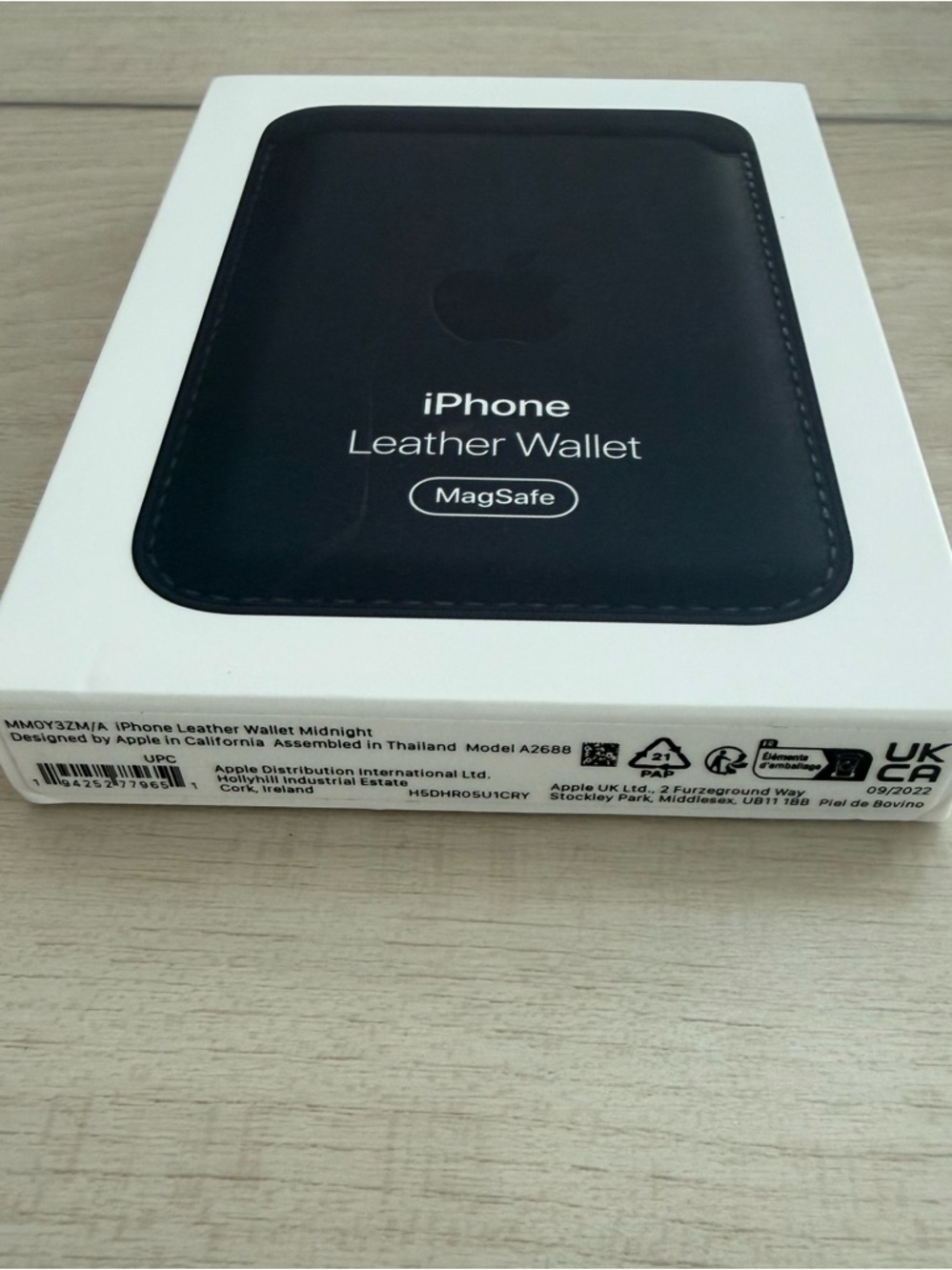 Apple iPhone Leather Wallet - Picture 3 of 3